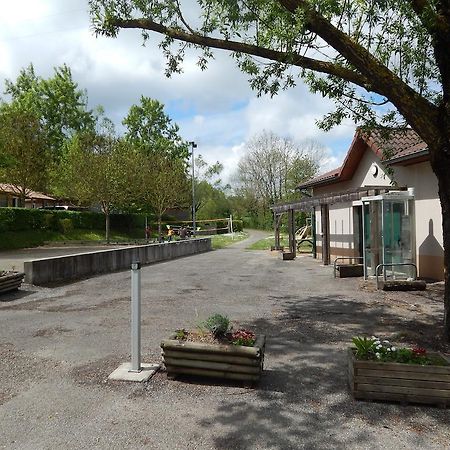 Hotel Camping Du Moulin Meyrieu-les-Etangs Exterior foto